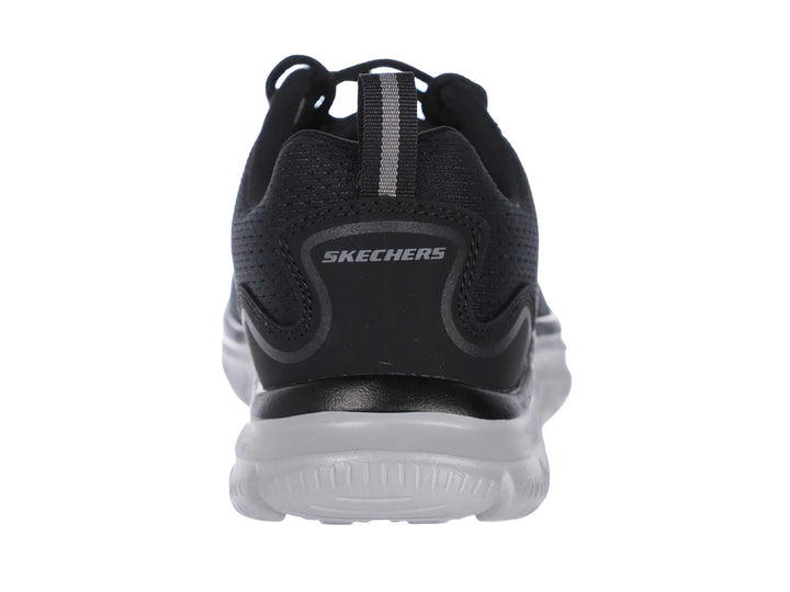 Zapato deportivo Skechers Track en colores negro y gris con suela blanca ligera.