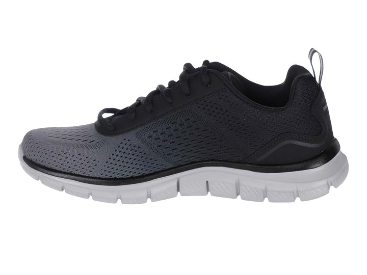 Zapato deportivo Skechers Track en colores negro y gris con suela blanca ligera.