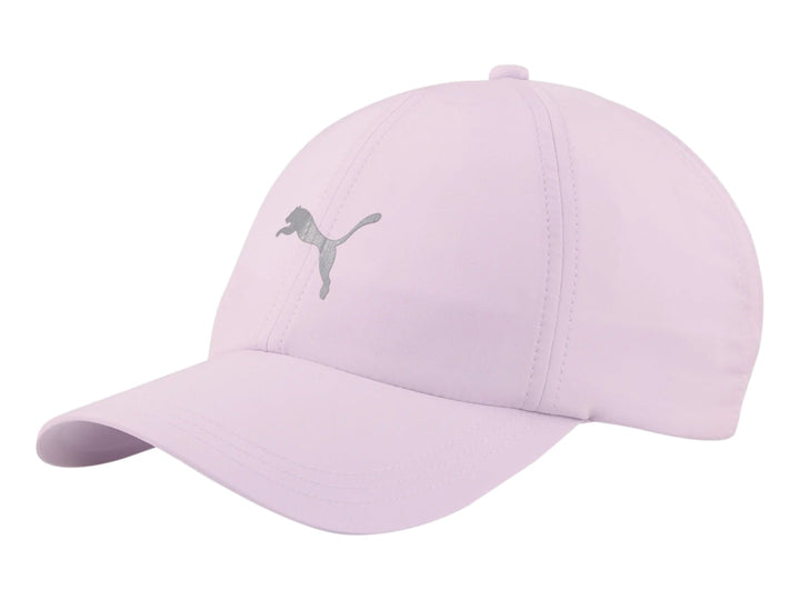 Gorra deportiva PUMA color lavanda con logotipo frontal en gris y diseño para cola de caballo.