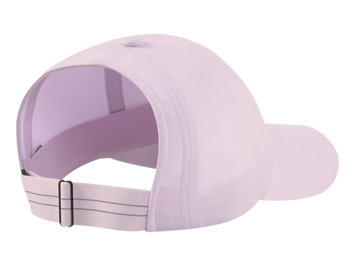 Gorra deportiva PUMA color lavanda con logotipo frontal en gris y diseño para cola de caballo.