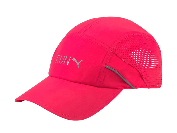 Gorra deportiva PUMA Lightweight Runner en color rosa Sunset Glow con paneles de malla laterales.
