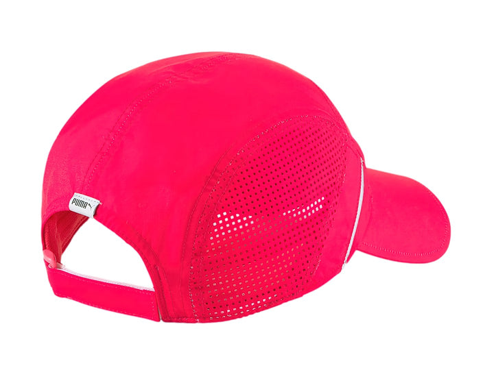 Gorra deportiva PUMA Lightweight Runner en color rosa Sunset Glow con paneles de malla laterales.
