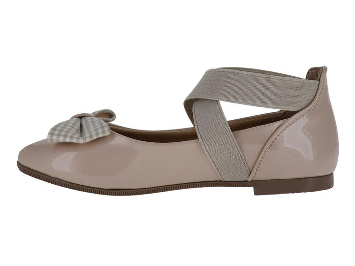 Zapato plano para niña en color rosa taiga de charol brillante con moño a cuadros y correas cruzadas beige.