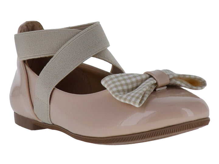 Zapato plano rosa brillante para niña con correa beige y moño a cuadros.