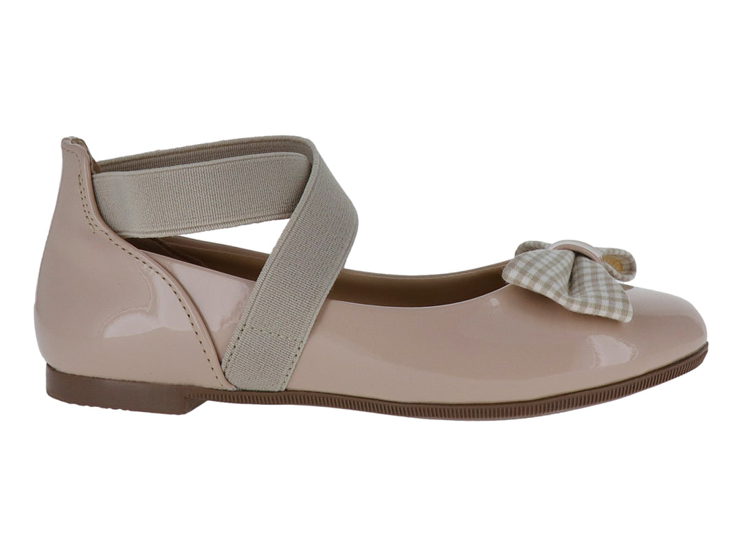 Zapato plano rosa brillante para niña con correa beige y moño a cuadros.
