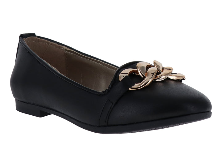 Zapato plano negro para mujer con detalle de cadena dorada en la parte superior.