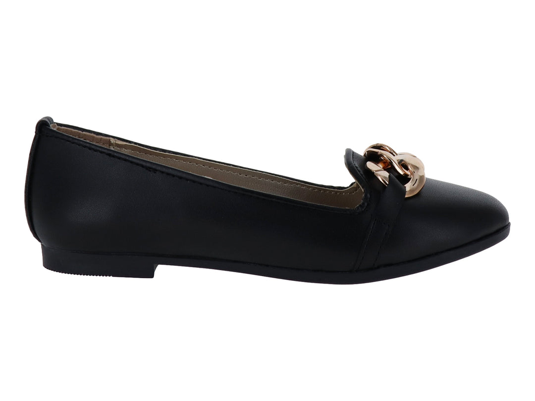 Zapato plano negro para mujer con detalle de cadena dorada en la parte superior.