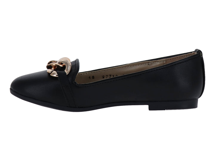 Zapato plano negro para mujer con detalle de cadena dorada en la parte superior.