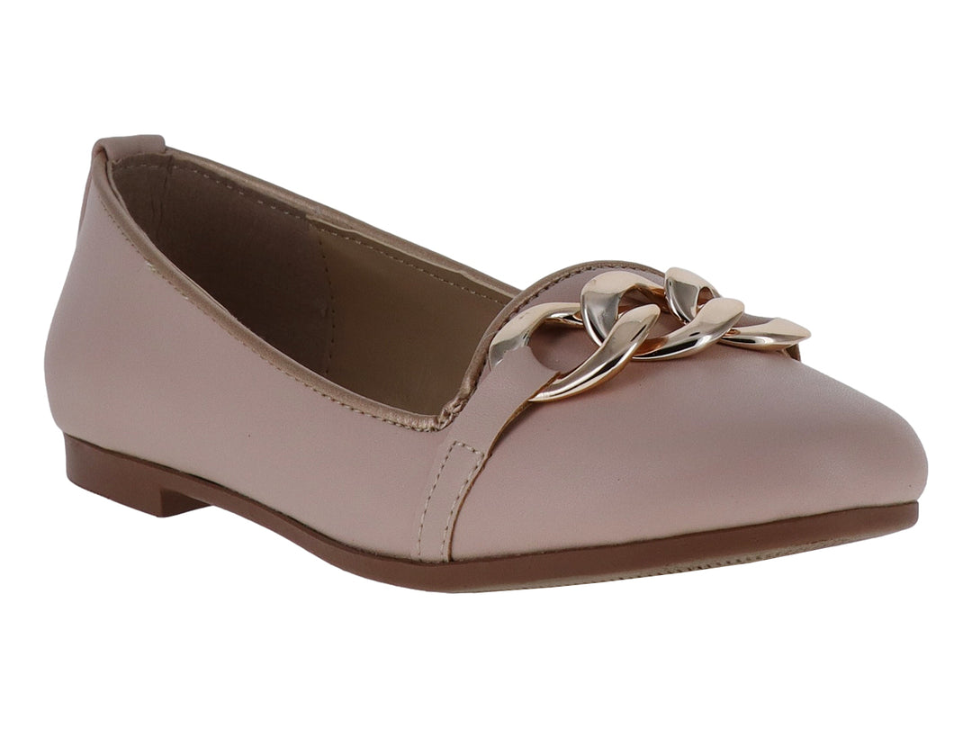 Zapato plano color nude para mujer con detalle de cadena dorada en la parte superior.
