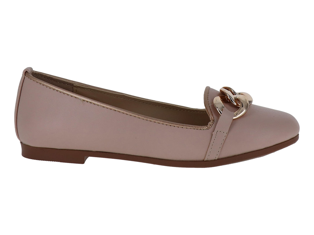 Zapato plano color nude para mujer con detalle de cadena dorada en la parte superior.
