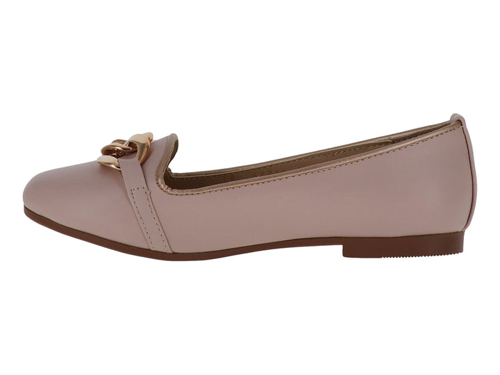 Zapato plano color nude para mujer con detalle de cadena dorada en la parte superior.