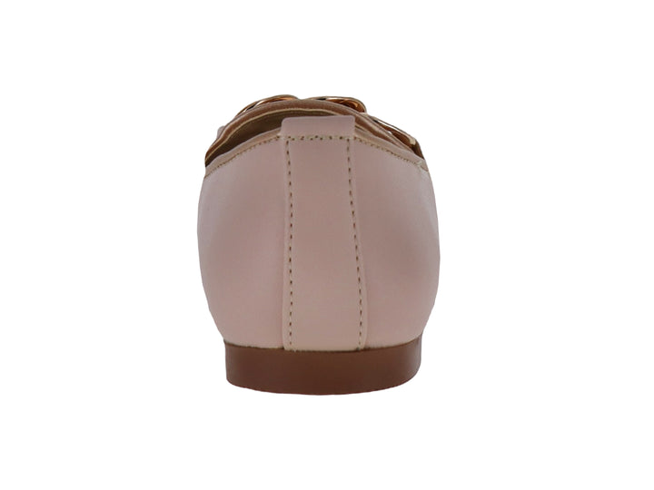 Zapato plano color nude para mujer con detalle de cadena dorada en la parte superior.