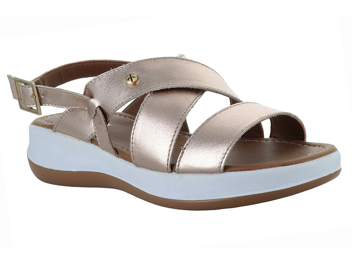 Sandalia de plataforma color oro rosado con suela blanca y marrón y cierre de hebilla.