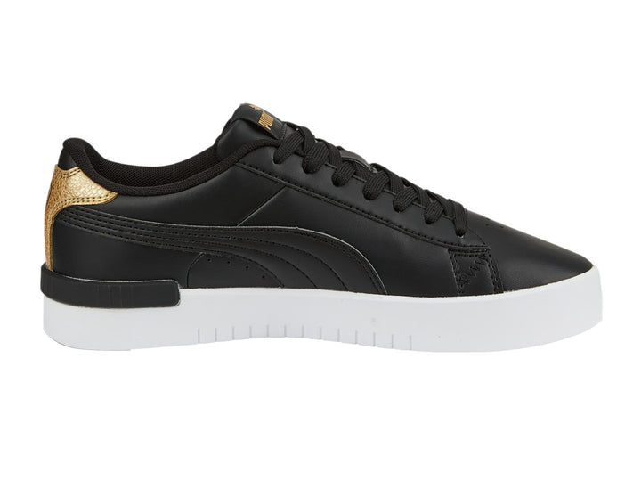 Tenis PUMA color negro con detalles en dorado y suela blanca.