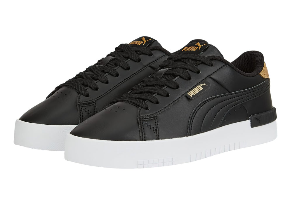 Tenis PUMA color negro con detalles en dorado y suela blanca.