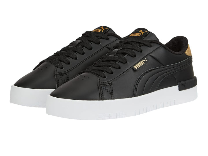 Tenis PUMA color negro con detalles en dorado y suela blanca.