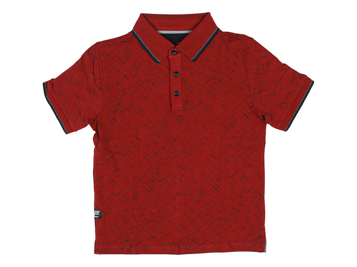 Camisa tipo polo color vino con estampado oscuro y detalles en los bordes para niño.
