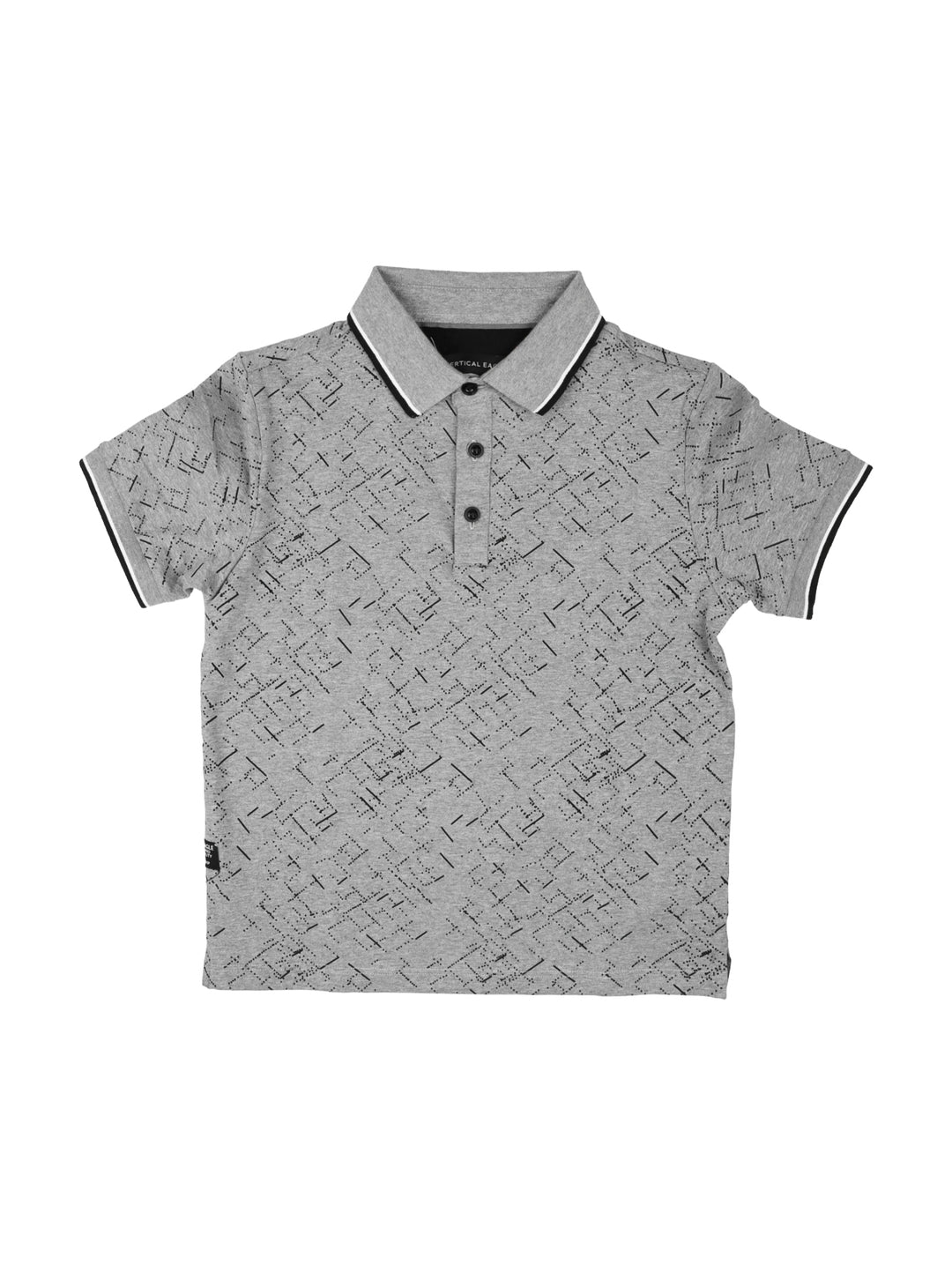 Camisa tipo polo color gris con estampado negro y detalles en blanco y negro en el cuello para niño.