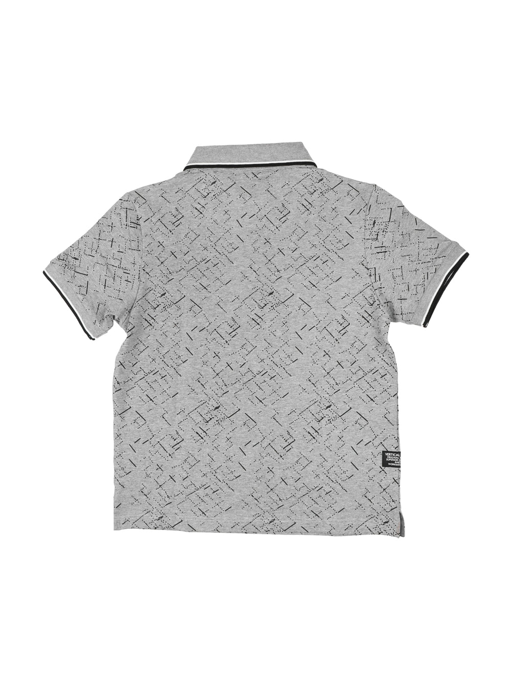 Camisa tipo polo color gris con estampado negro y detalles en blanco y negro en el cuello para niño.