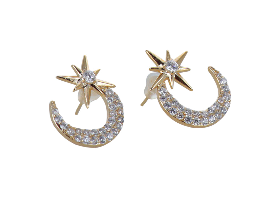 Par de pendientes dorados con forma de luna creciente y estrella, adornados con brillantes circonias.