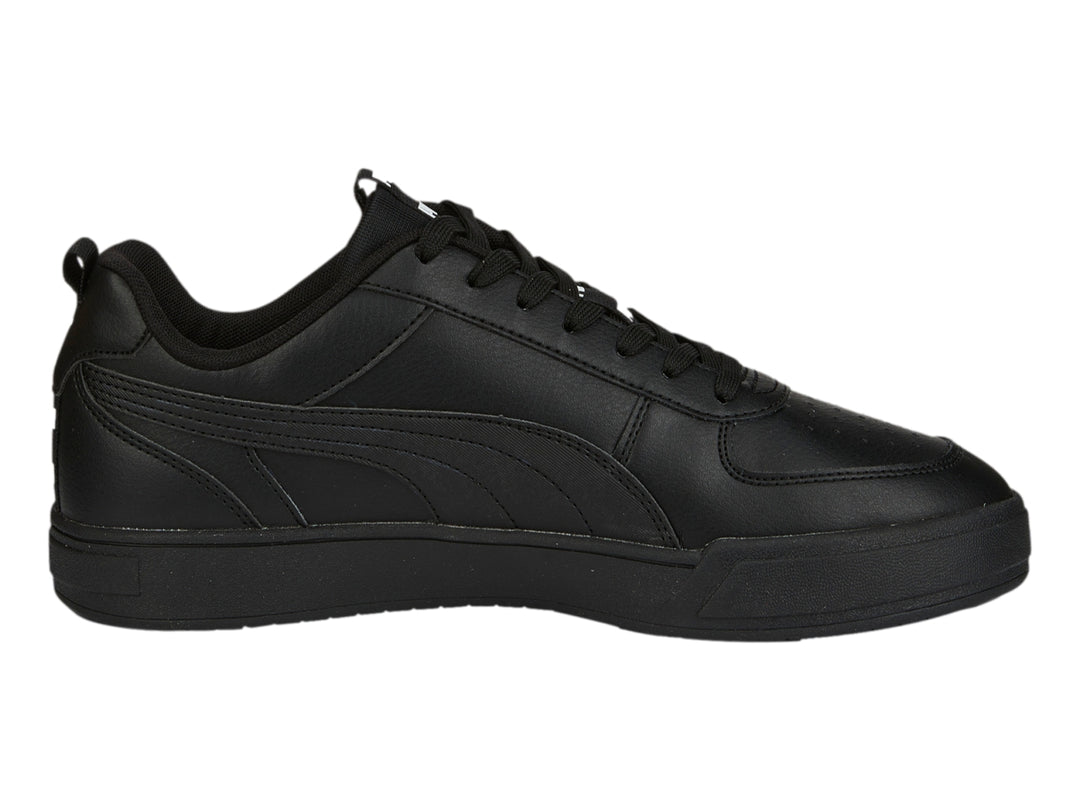 Tenis PUMA Caven Tape en color negro, vista lateral, diseño deportivo y minimalista.