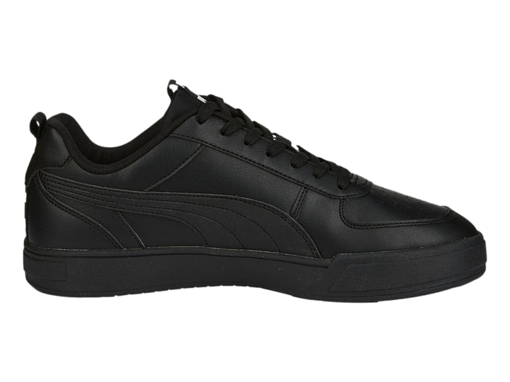 Tenis PUMA Caven Tape en color negro, vista lateral, diseño deportivo y minimalista.