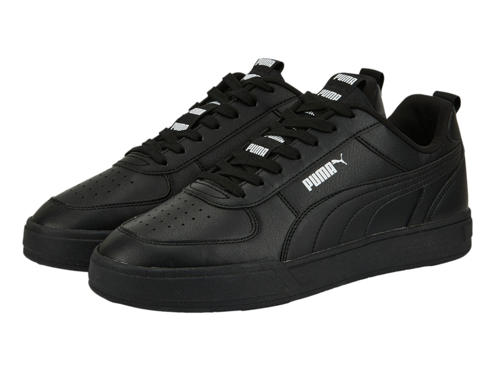 Tenis PUMA Caven Tape en color negro, vista lateral, diseño deportivo y minimalista.