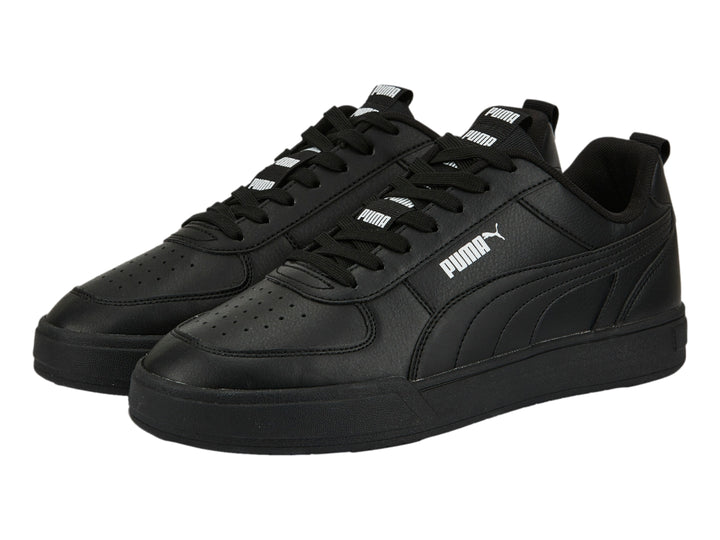 Tenis PUMA Caven Tape en color negro, vista lateral, diseño deportivo y minimalista.