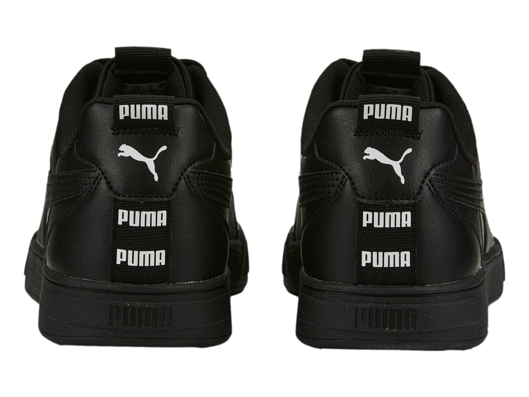 Tenis PUMA Caven Tape en color negro, vista lateral, diseño deportivo y minimalista.