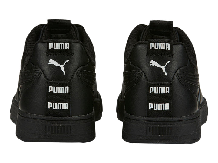 Tenis PUMA Caven Tape en color negro, vista lateral, diseño deportivo y minimalista.