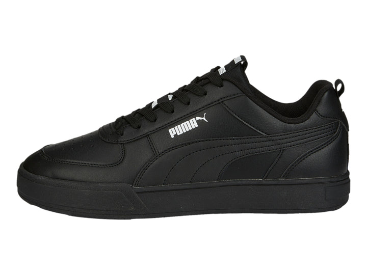 Tenis PUMA Caven Tape en color negro, vista lateral, diseño deportivo y minimalista.
