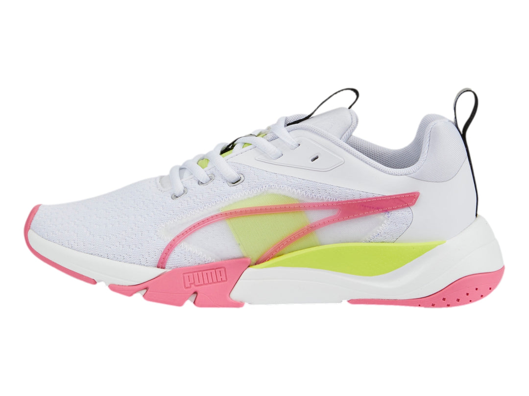 Tenis deportivos Puma blancos con detalles en verde lima y rosa