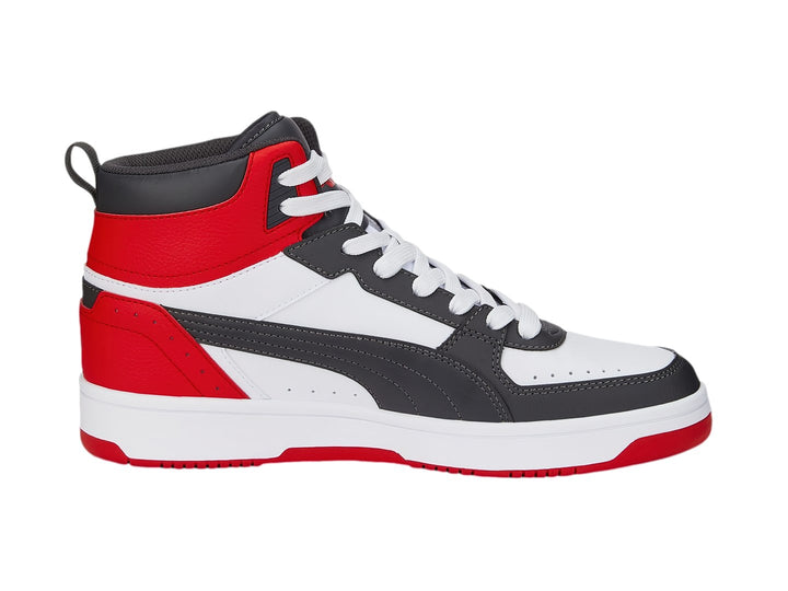Tenis PUMA Rebound Joy de corte alto en colores blanco, gris y rojo con suela blanca.
