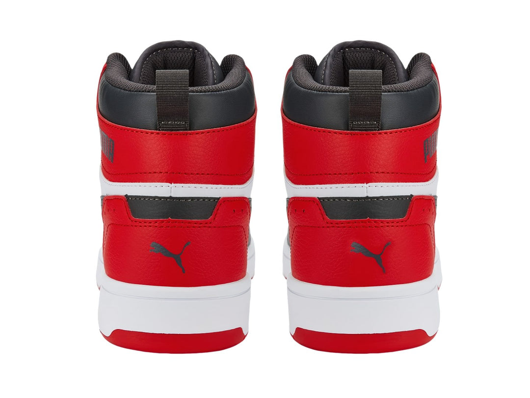Tenis PUMA Rebound Joy de corte alto en colores blanco, gris y rojo con suela blanca.
