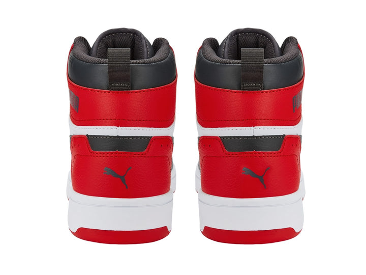 Tenis PUMA Rebound Joy de corte alto en colores blanco, gris y rojo con suela blanca.