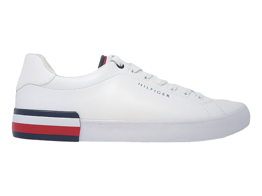 Tenis blancos Tommy Hilfiger con franjas azul y rojo en el talón.