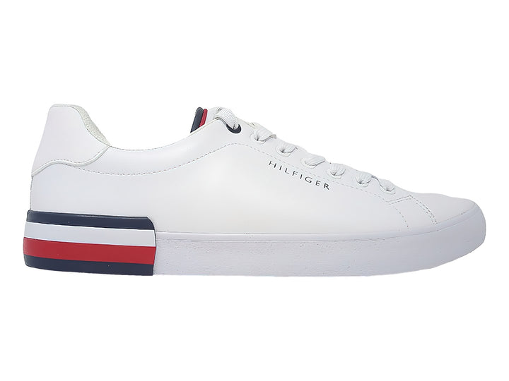 Tenis blancos Tommy Hilfiger con franjas azul y rojo en el talón.