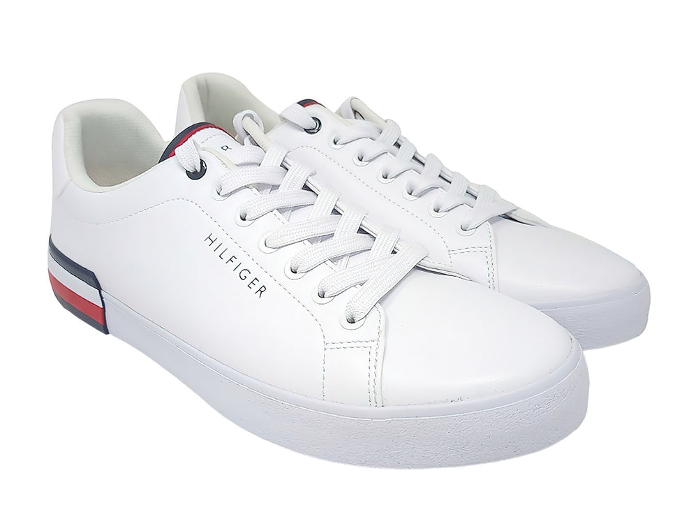 Tenis blancos Tommy Hilfiger con franjas azul y rojo en el talón.