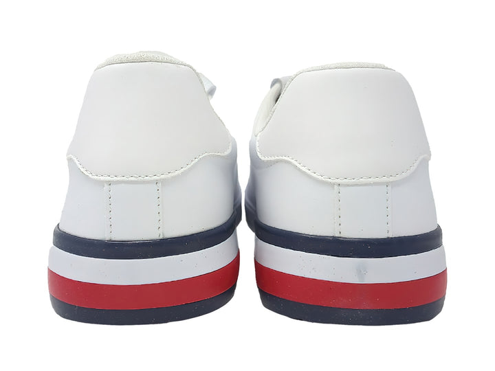 Tenis blancos Tommy Hilfiger con franjas azul y rojo en el talón.