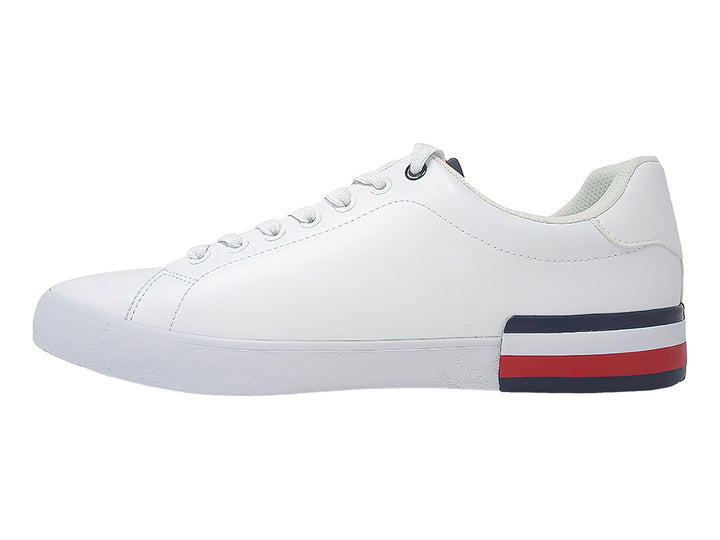 Tenis blancos Tommy Hilfiger con franjas azul y rojo en el talón.