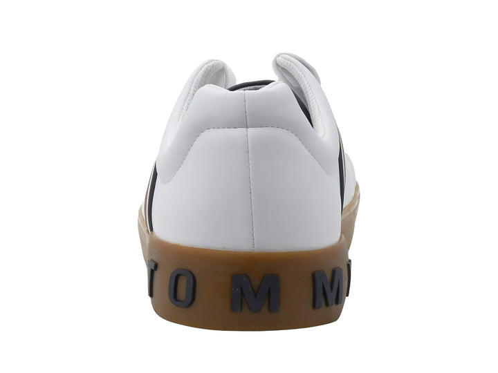 Tenis Tommy Hilfiger color blanco con suela marrón y franjas decorativas en azul y rojo en el lateral.