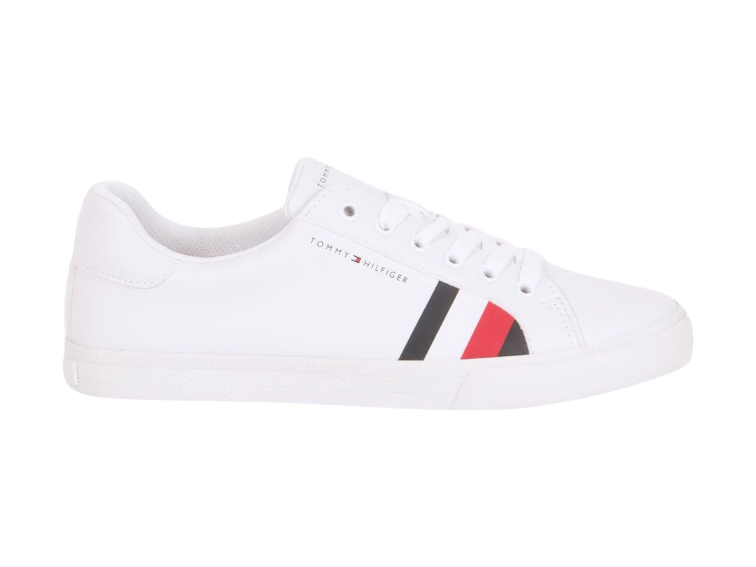 Tenis Tommy Hilfiger color blanco con detalles en rojo y negro en el lateral y suela blanca.