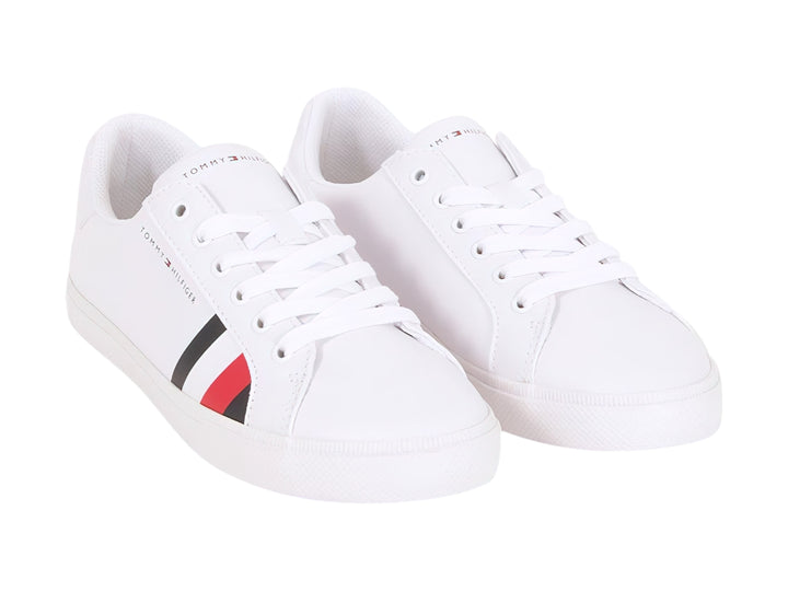 Tenis Tommy Hilfiger color blanco con detalles en rojo y negro en el lateral y suela blanca.