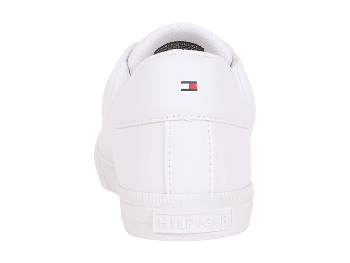 Tenis Tommy Hilfiger color blanco con detalles en rojo y negro en el lateral y suela blanca.