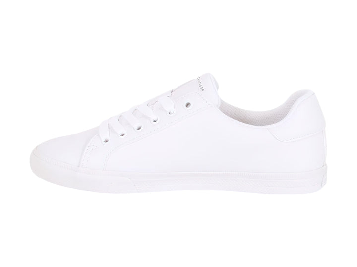 Tenis Tommy Hilfiger color blanco con detalles en rojo y negro en el lateral y suela blanca.