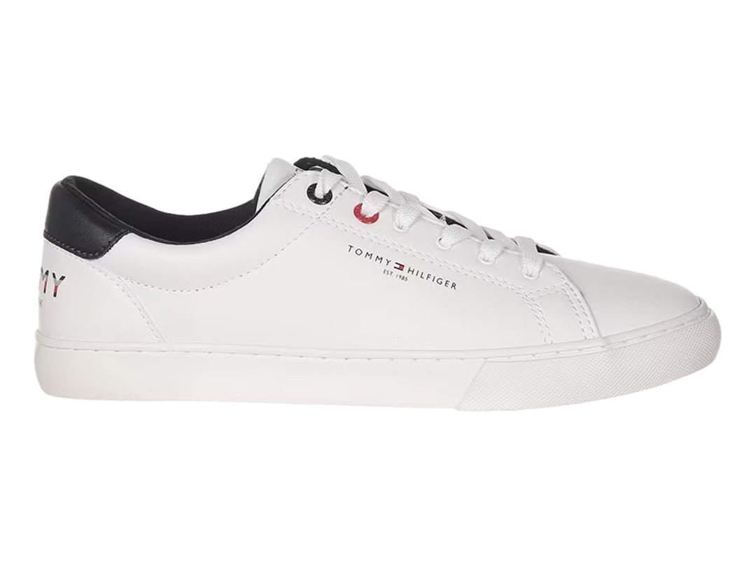 Tenis blancos Tommy Hilfiger con detalle negro en el talón y suela blanca.