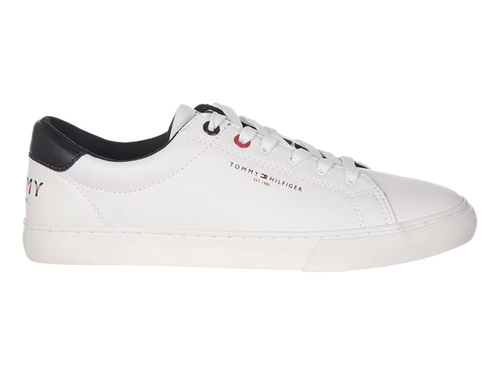 Tenis blancos Tommy Hilfiger con detalle negro en el talón y suela blanca.