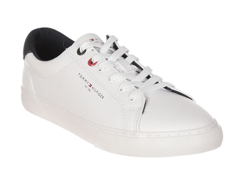Tenis blancos Tommy Hilfiger con detalle negro en el talón y suela blanca.