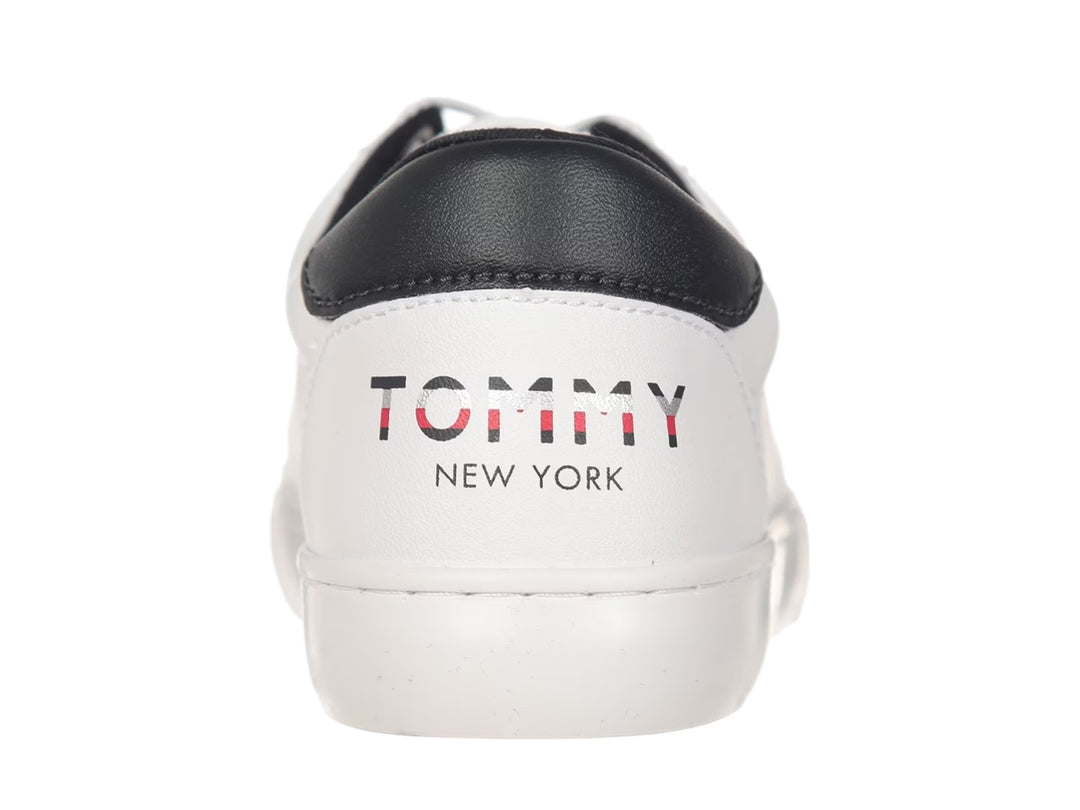 Tenis blancos Tommy Hilfiger con detalle negro en el talón y suela blanca.