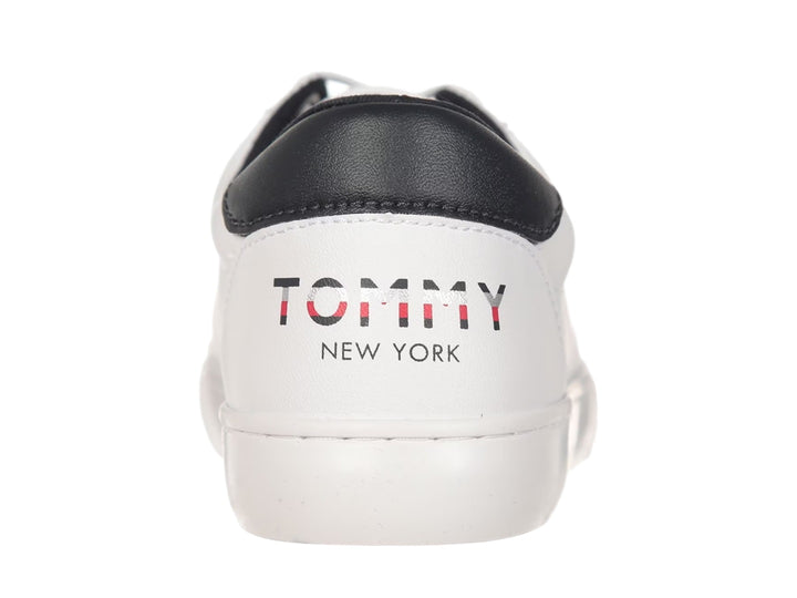 Tenis blancos Tommy Hilfiger con detalle negro en el talón y suela blanca.